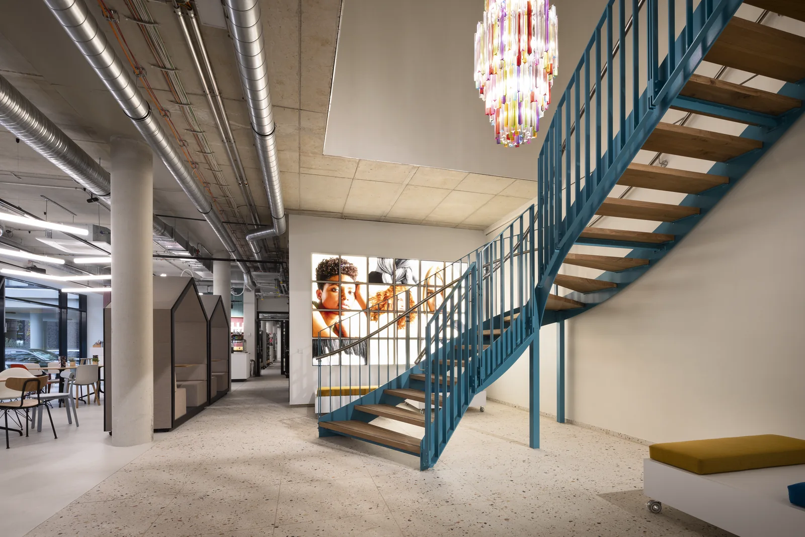 Stahltreppe mit Holzstufen und blauem Stabgeländer