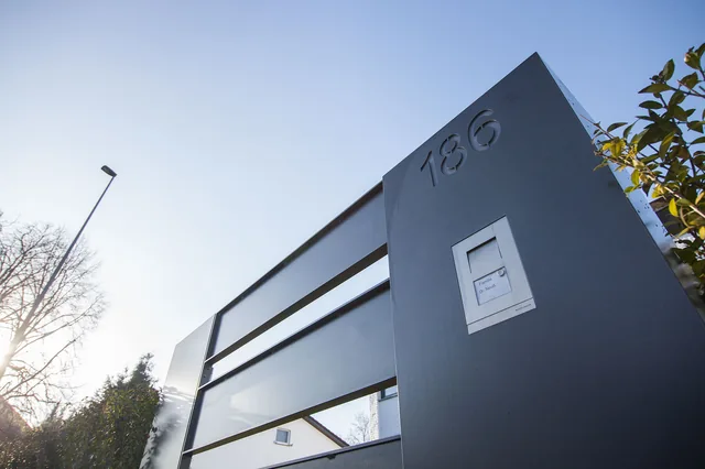 Metalltor mit integrierter Briefkastenanlage