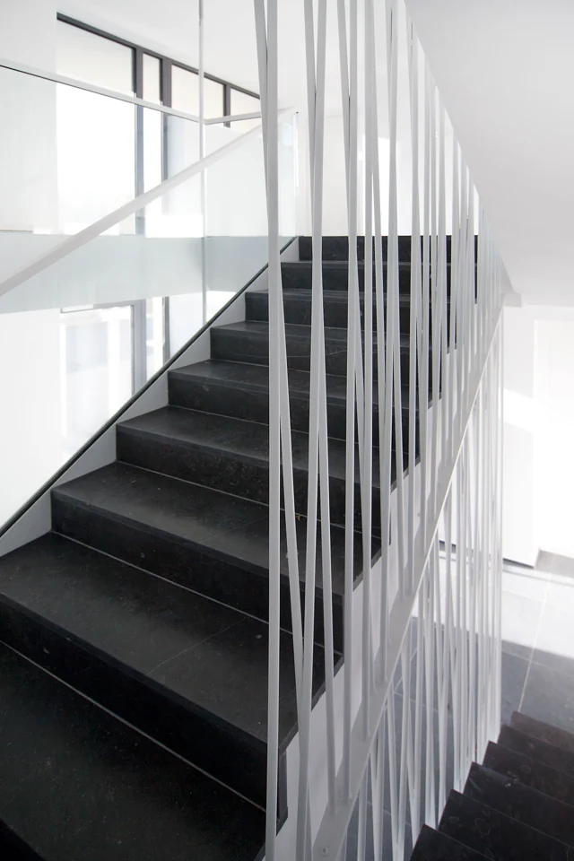 Treppe mit weißen Geländerstäben